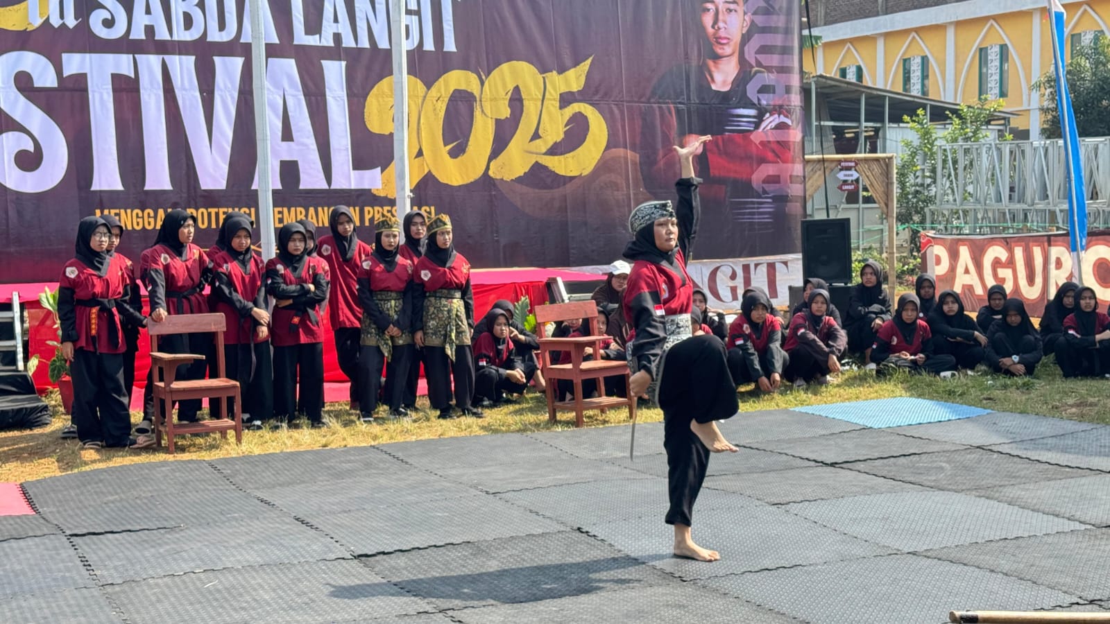 Santri Pondok Pesantren Modern Al-Mu’awanah sedang berlatih pencak silat dalam kegiatan Sabda Langit