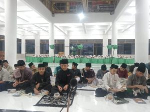 Santri Pondok Pesantren Al-Mu'awanah sedang tadarus bersama kiai