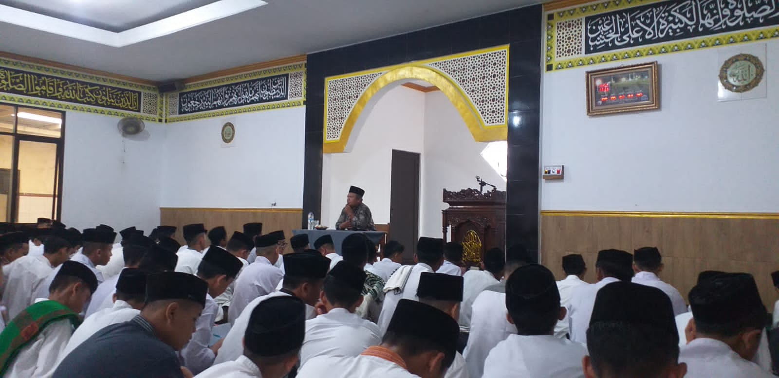 Santri Pondok Pesantren Al-Mu'awanah sedang tadarus bersama kiai