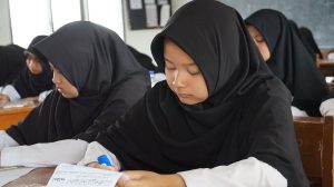 Harmoni Pendidikan Agama dan Ilmu Pengetahuan - Kegiatan Belajar Mengajar di Pondok Pesantren Modern Almuawanah - Majalaya - Bandung