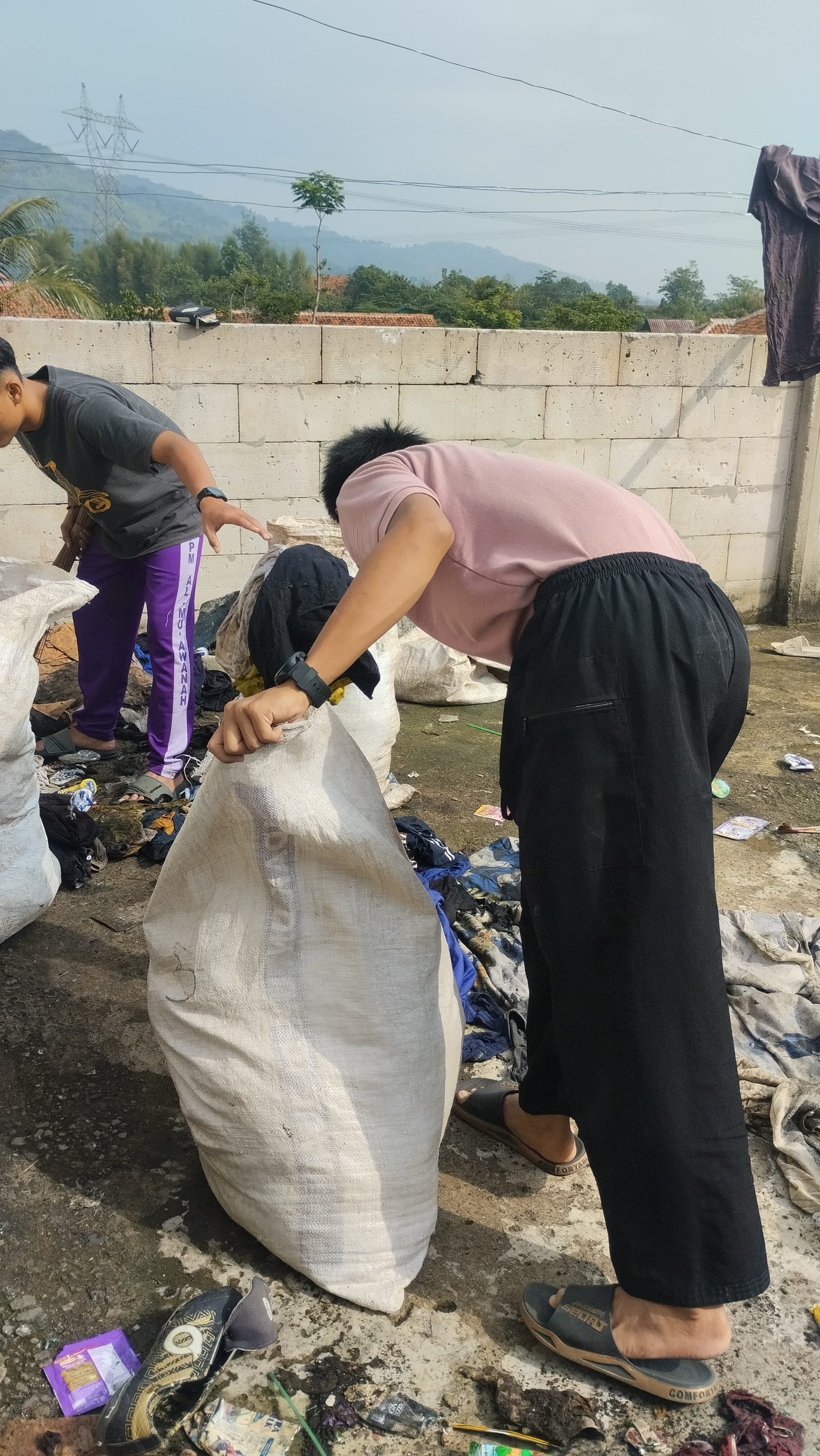 Bersih-Bersih Pondok Pesantren Almuawanah - Majalaya
